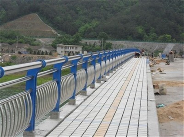 益阳不锈钢桥梁护栏的特性及其在现代建筑中的应用